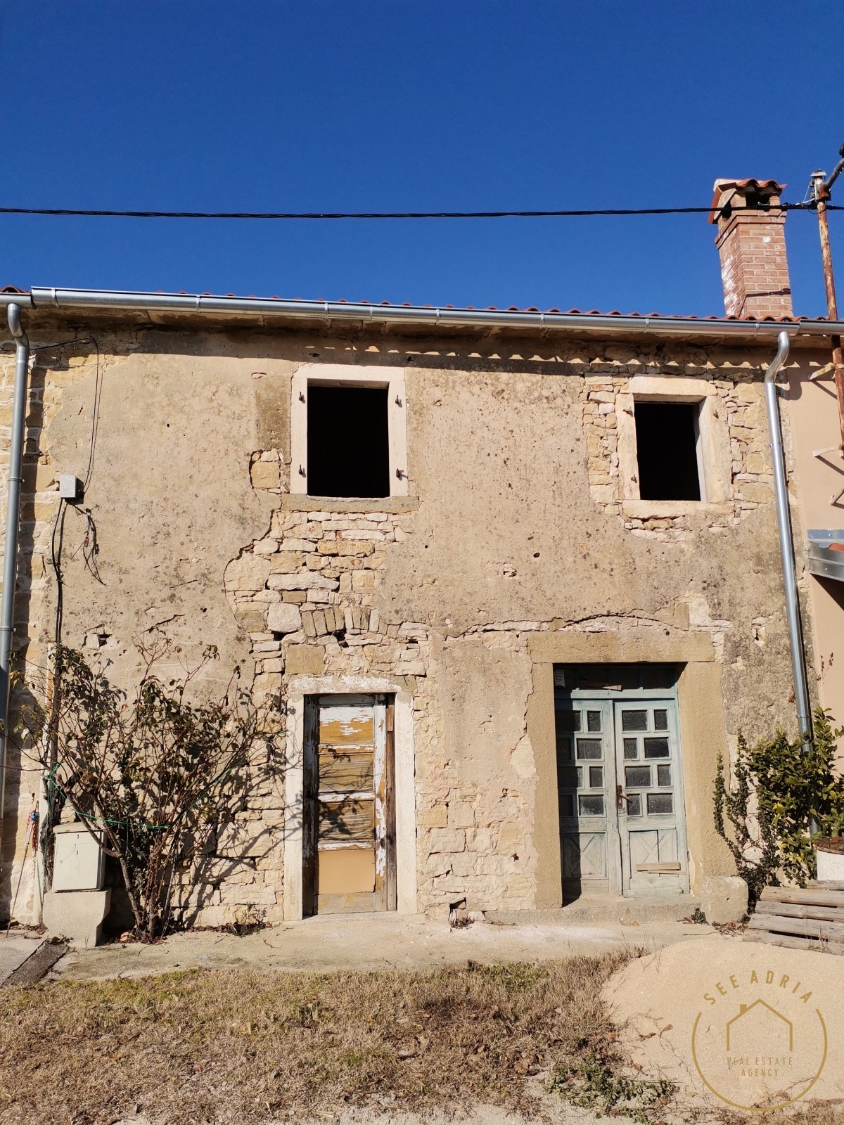 Attractive building plot with a smaller Istrian house in Krasica