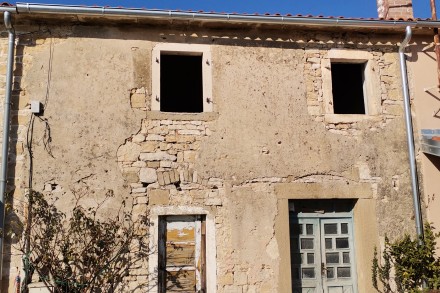 Attraktives Baugrundstück mit einem kleineren istrischen Haus in Krasica