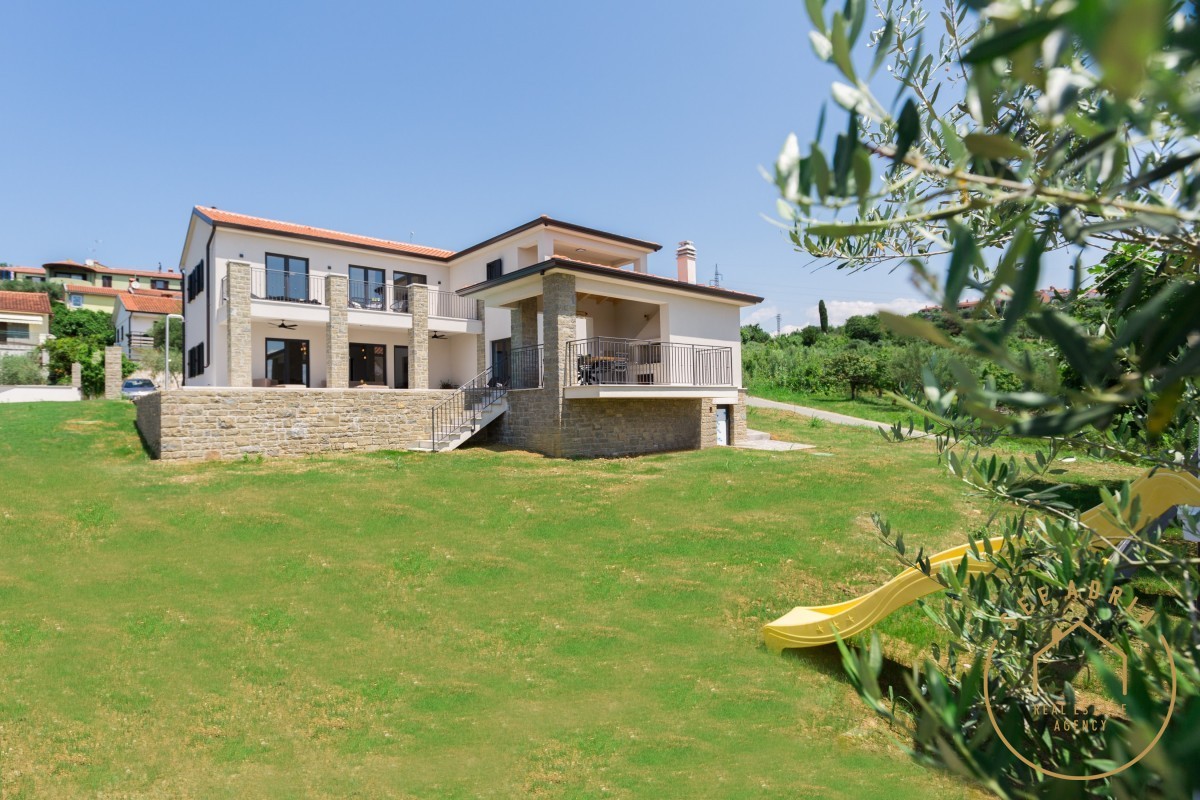 Elegant villa surrounded by greenery, Buje