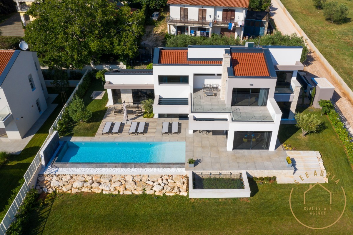 Villa with a panoramic view of the sea and vineyards