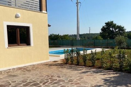 Attraktives Haus mit Pool umgeben von Grün, Kaldanija